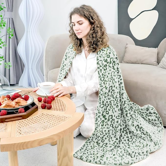 Green Leopard Print Blanket for Women, Soft Warm Cheetah Blanket, Queen Size Cozy Fleece Throw for Bed Sofa Couch, Home Decor Living Room Bedroom Decor, Mothers Day Birthday Gifts for Mom Grandma