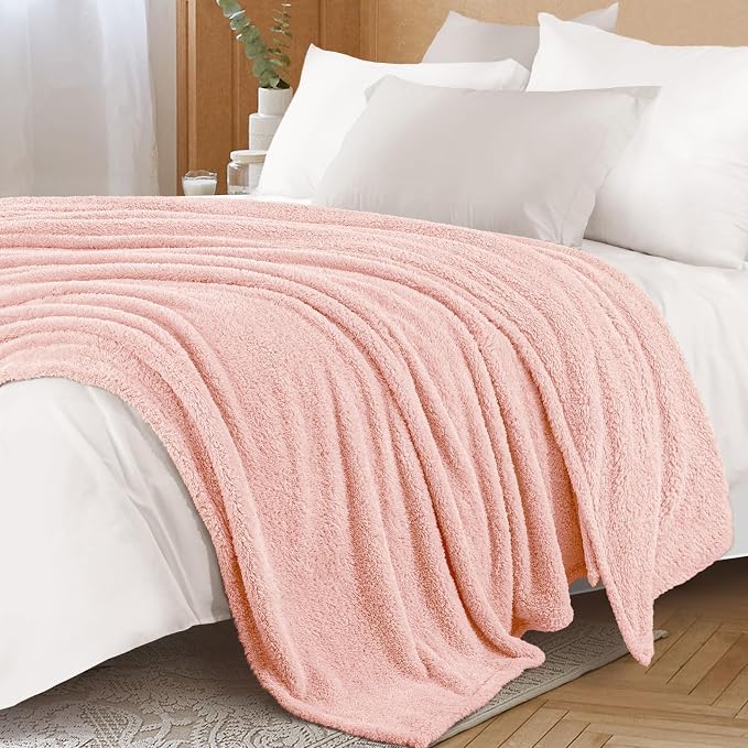 Exclusivo Mezcla Fleece Bed Blankets King Size for Bed, 90" x 104" | Super Soft and Cozy Fluffy Blanket for Women, Lightweight and Fuzzy Large Blanket for Bedroom , All Season, Light Pink