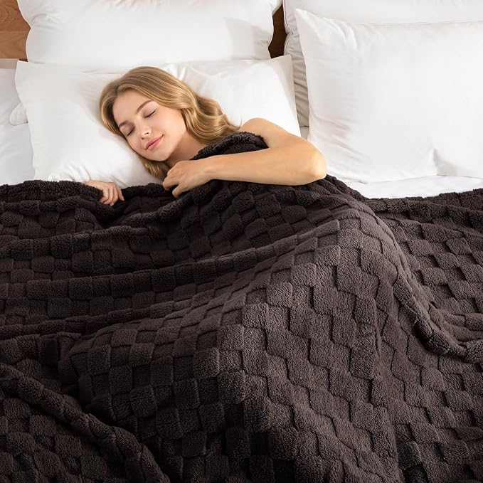 Exclusivo Mezcla 3D Checkered Fleece King Blanket for Bed, Coffee | Super Soft and Cozy Fluffy Blanket, Lightweigh and Breathable Blanket for Living Room, Bedroom, Decor, All Season, 104"x90"