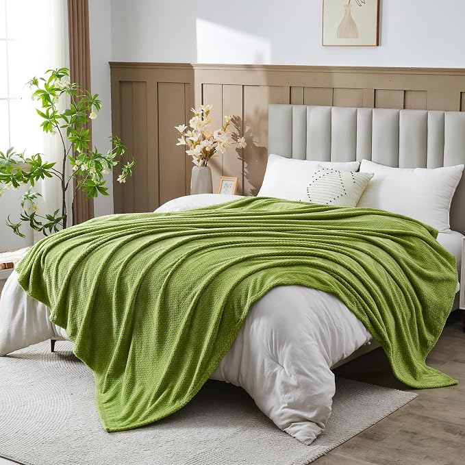 NEWCOSPLAY Fleece Leaves Pattern Queen Blanket, Green, 90"x90" | Super Soft Throw Blanket, Lightweight Cozy Bed Sofa Blanket, Premium Silky Flannel Fleece, Travel Blanket for All Season Use