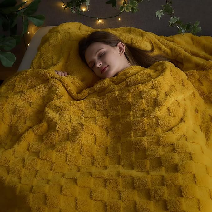 NEWCOSPLAY 3D Checkered Flannel King Blanket, Mustard Yellow, 90"x110" | Super Soft Cute Lightweight Decorative Premium Silky Fleece Blanket for Couch Sofa Bed, Gift for Women Men, All Season Use