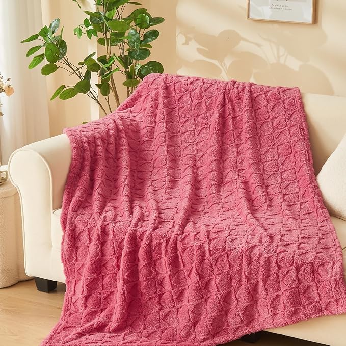 NEWCOSPLAY 3D Heart Checkered Flannel King Blanket, Coral Pink, 90"x110" | Super Soft Cute Lightweight Decorative Premium Silky Fleece Blanket for Couch Sofa Bed, Gift for Women Men, All Season Use
