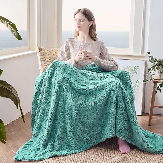 NEWCOSPLAY 3D Checkered Flannel Throw Blanket, Mint Green, 50"x70" | Super Soft Cute Lightweight Decorative Premium Silky Fleece Blanket for Couch Sofa Bed, Gift for Women Men, All Season Use