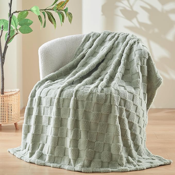 NEWCOSPLAY 3D Checkered Flannel King Blanket, Sage Green, 90"x110" | Super Soft Cute Lightweight Decorative Premium Silky Fleece Blanket for Couch Sofa Bed, Gift for Women Men, All Season Use