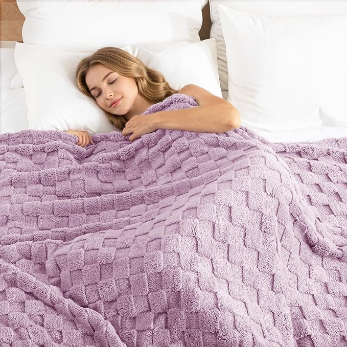 Exclusivo Mezcla 3D Checkered Fleece King Blanket for Bed, Light Purple | Super Soft and Cozy Fluffy Blanket, Lightweigh and Breathable Blanket for Living Room, Bedroom, Decor, All Season, 104"x90"