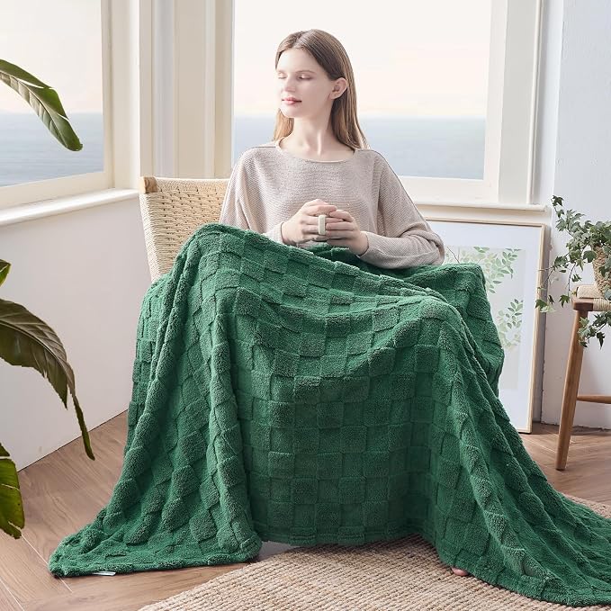 NEWCOSPLAY 3D Checkered Flannel King Blanket, Dark Green, 90"x110" | Super Soft Cute Lightweight Decorative Premium Silky Fleece Blanket for Couch Sofa Bed, Gift for Women Men, All Season Use