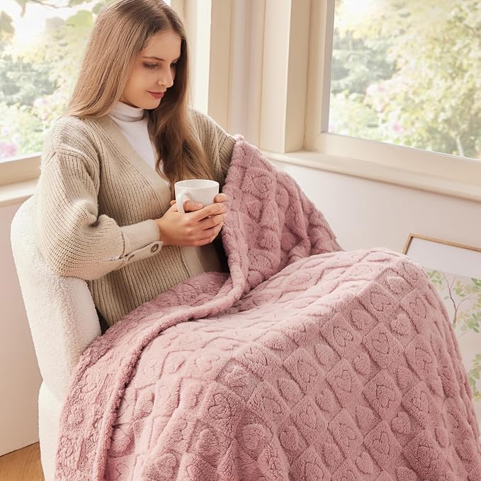 NEWCOSPLAY 3D Heart Checkered Flannel Throw Blanket, Pink Heart, 50"x70" | Super Soft Cute Lightweight Decorative Premium Silky Fleece Blanket for Couch Sofa Bed, Gift for Women Men, All Season Use