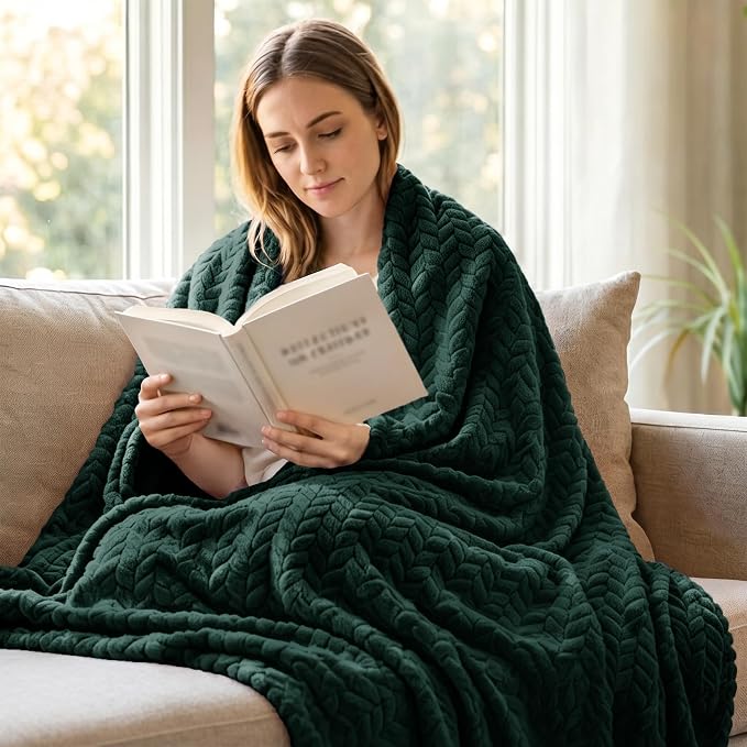 Exclusivo Mezcla Soft Fleece Bed Blanket King Size, 90”x104”, Forest Green | Cozy Fluffy Lightweight Blankets for Summer, Decorative Plush Flannel Throws for Living room, Bedroom with Leaves Pattern