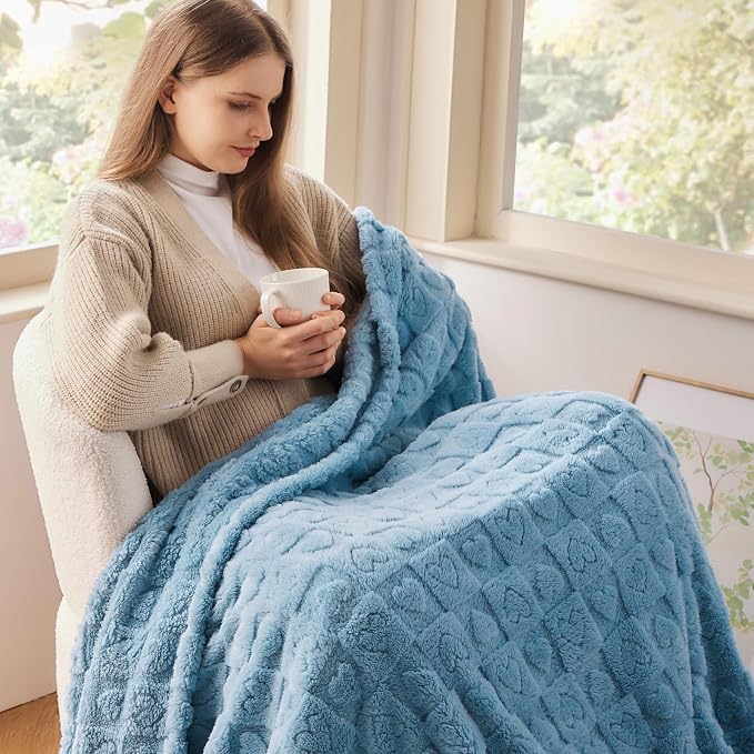 NEWCOSPLAY 3D Heart Checkered Flannel Queen Blanket, Blue Heart, 90"x90" | Super Soft Cute Lightweight Decorative Premium Silky Fleece Blanket for Couch Sofa Bed, Gift for Women Men, All Season Use