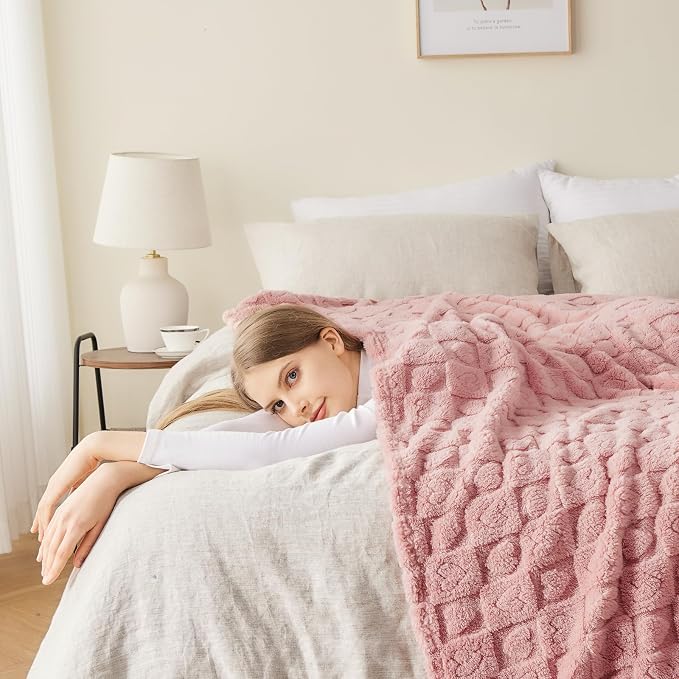 NEWCOSPLAY 3D Heart Checkered Flannel Throw Blanket, Pink Heart, 50"x70" | Super Soft Cute Lightweight Decorative Premium Silky Fleece Blanket for Couch Sofa Bed, Gift for Women Men, All Season Use
