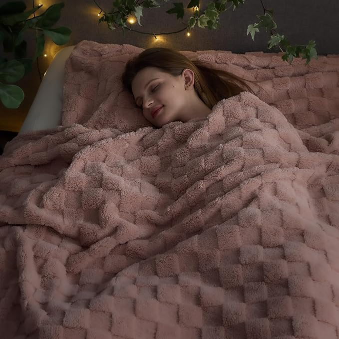 NEWCOSPLAY 3D Checkered Flannel King Blanket, Pink Checkered, 90"x110" | Super Soft Cute Lightweight Decorative Premium Silky Fleece Blanket for Couch Sofa Bed, Gift for Women Men, All Season Use