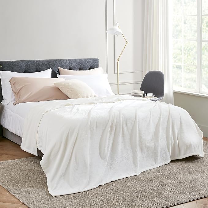 Hansleep Throw White Fleece Blanket, Soft Flannel Bed Blanket | Fuzzy Cozy Blanket 50x60 Inches, Multi-use for Bed, Sofa, Couch, Travel, Camping, All Season Warm Lightweight Cover