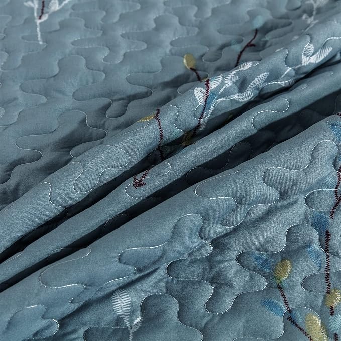 Exclusivo Mezcla Reversible Floral Quilted Throw Blanket, 50"x 60" | Lightweight Summer Quilt Throw, Designed for Bed/ Couch/ Sofa, Stone Blue Vintage Pattern