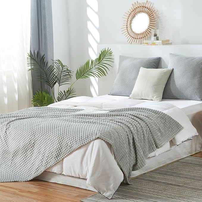 Simple&Opulence Gray Throw Blanket for Couch-Super Soft Fluffy Blankets for Women 50x70 Inches Cozy Lightweight Fleece Blanket for Home Decor