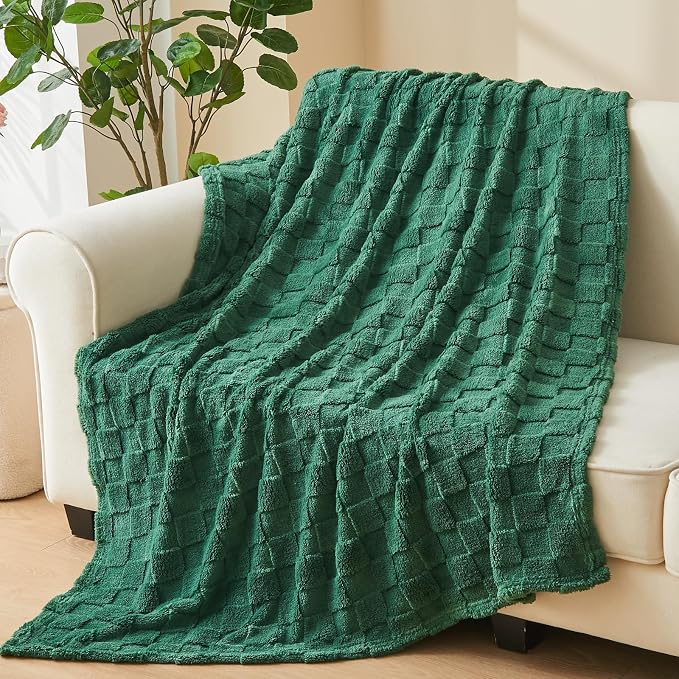 NEWCOSPLAY 3D Checkered Flannel King Blanket, Dark Green, 90"x110" | Super Soft Cute Lightweight Decorative Premium Silky Fleece Blanket for Couch Sofa Bed, Gift for Women Men, All Season Use