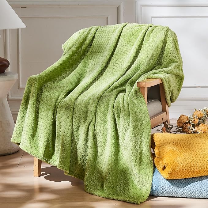 NEWCOSPLAY Fleece Leaves Pattern Throw Blanket, Green, 50"x60" | Super Soft Throw Blanket, Lightweight Cozy Bed Sofa Blanket, Premium Silky Flannel Fleece, Travel Blanket for All Season Use