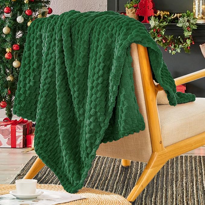 Bnuitland Dark Green Flannel Throw Blanket (50X70 inches), 300 GSM Fleece Cozy Warm Soft Home Decor Lightweight Bed Sofa Blanket for Adults, Suitable for All Seasons.