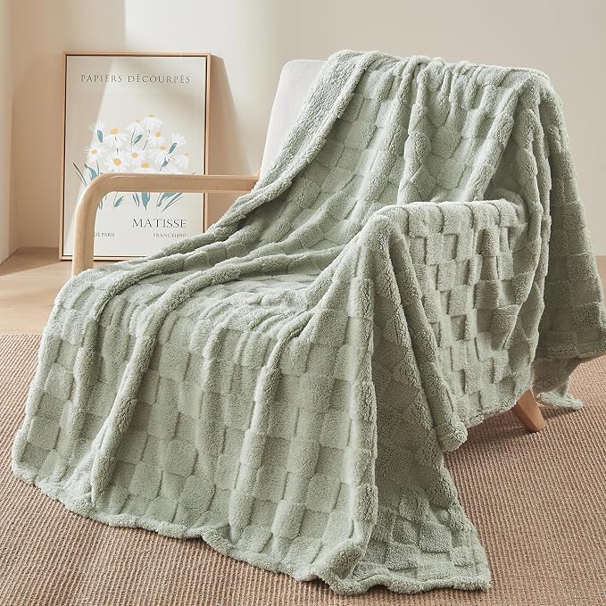 NEWCOSPLAY 3D Checkered Flannel King Blanket, Sage Green, 90"x110" | Super Soft Cute Lightweight Decorative Premium Silky Fleece Blanket for Couch Sofa Bed, Gift for Women Men, All Season Use